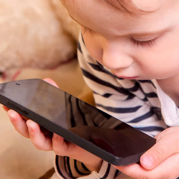 Retrato Una Niña Linda Usando Teléfono Móvil Dormitorio Antes Acostarse —  Fotos de Stock