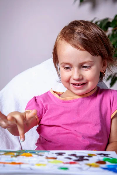 Portrait Beautiful Little Girl Enjoying Her Painting Vertical Image — Stock Photo, Image