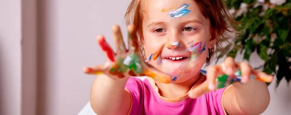 Kolorowe Malowane Ręce Pięknej Młodej Dziewczynie Selektywna Koncentracja Oczach Przestrzeń — Zdjęcie stockowe