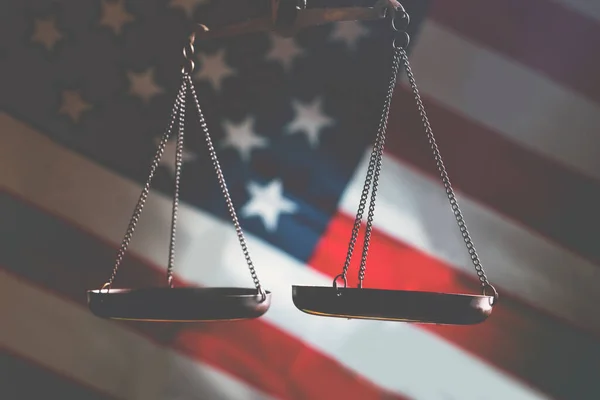 平等と公平の象徴としてのアメリカの国旗の背景に対する正義のスケールを閉じます 水平像 — ストック写真