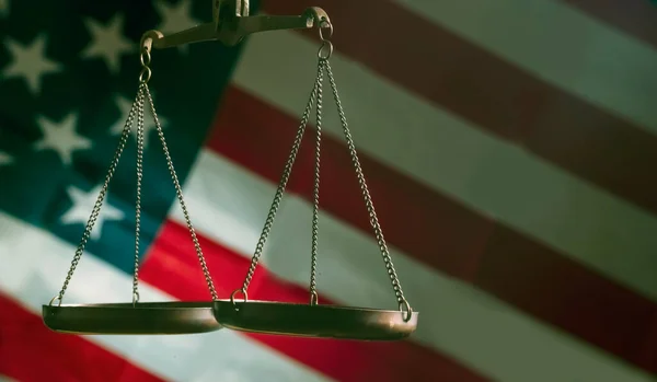 Шкала Справедливості Проти Американського Прапора Символу Рівності Справедливості Копіювальний Простір — стокове фото