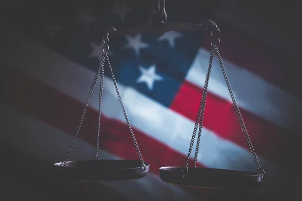 平等と公平の象徴としてのアメリカの国旗背景に対する正義の規模の概念的イメージ — ストック写真