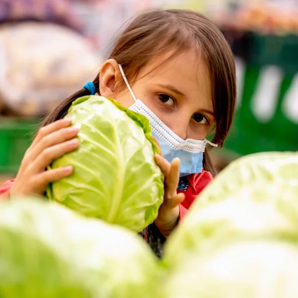 Mooi Jong Kind Meisje Kiezen Kool Een Supermarkt — Stockfoto