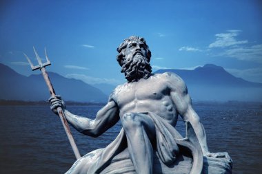 Büyük deniz tanrısı, okyanuslar ve denizciler Neptün (Poseidon) Antik heykel..
