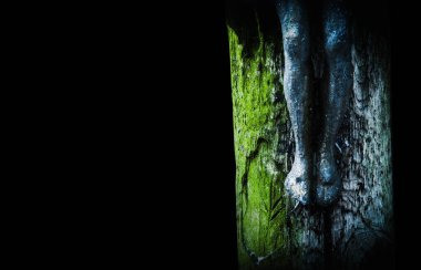 İsa Mesih 'in çarmıha gerilmesi. Çok eski bir ahşap heykel parçası. Siyah arka planda izole edilmiş. Boşluğu kopyala.