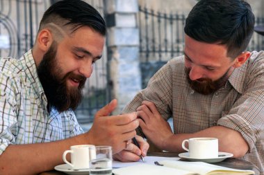 Dışarıda çalışan iki işadamı. Konsept: mutluluk, özgürlük ve favori iş. 