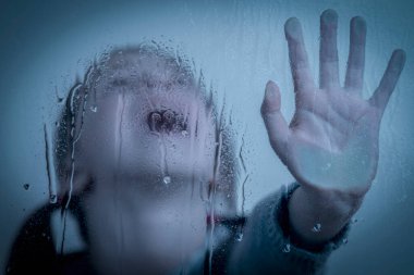 Çocukları ve reşit olmayan gençleri şiddet, istismar, istismar ve ihmal kavramlarından koru. Yaklaş küçük kız ağlıyor ve acı içinde çığlık atıyor. Eldeki seçici odaklanma. 