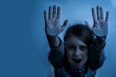 Çocukları ve reşit olmayan gençleri şiddet, istismar, istismar ve ihmal kavramlarından koru. Küçük kız acı içinde ağlıyor ve çığlık atıyor. Seçici olarak ellere odaklan. Boşluğu kopyala.