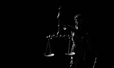Masumiyet ve saflık tanrıçası Astrea 'nın (Astrea, Astria), doğruluk ve adalet ölçeğinde bir heykeli. Boşluğu kopyala.