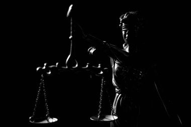 Masumiyet ve saflık tanrıçası Astrea 'nın (Astrea, Astria), doğruluk ve adalet ölçeğinde bir heykeli. Seçici odak.