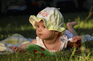 Bebek dünyayı keşfediyor. Çocuğun bilişsel yeteneklerinin gelişimi. Komik bir portre..