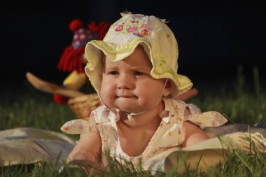 Bebek çevreyi ve dünyayı keşfeder. Yatay resim.