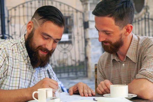 Två Hipster Affärsmän Arbetar Utomhus Projektet Skrattar Och Dricker Kaffe — Stockfoto