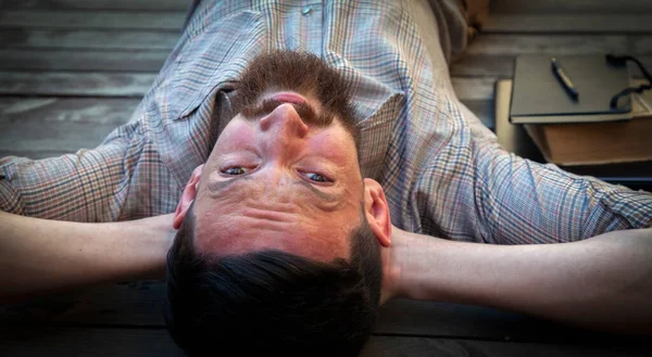 木製の床の上に屋外に横たわっているヒップスタービジネスマンの肖像画 男は仕事を休んでいる 目に焦点を当てる 水平像 — ストック写真