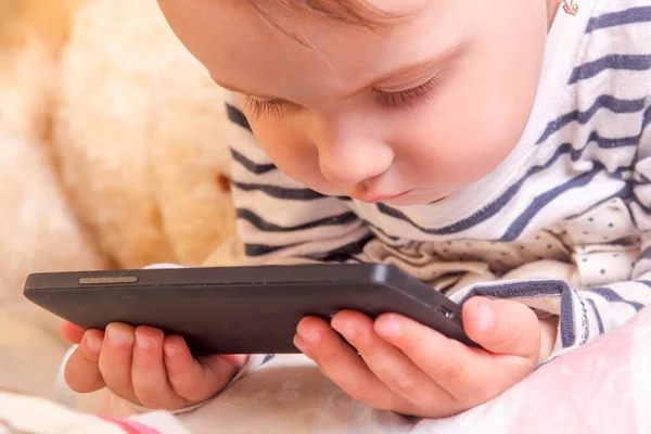 Niña Linda Utilizando Teléfono Móvil Dormitorio Antes Acostarse Impacto Negativo —  Fotos de Stock