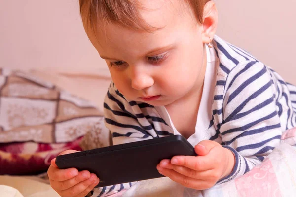 Niña Linda Utilizando Teléfono Móvil Dormitorio Antes Acostarse Impacto Negativo —  Fotos de Stock