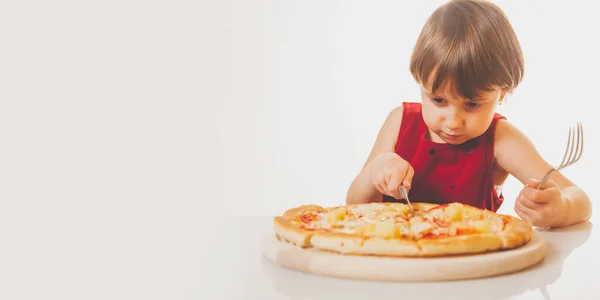 Gyönyörű Fiatal Lány Élvezi Finom Szelet Pizza Szereti Ezt Ízt — Stock Fotó