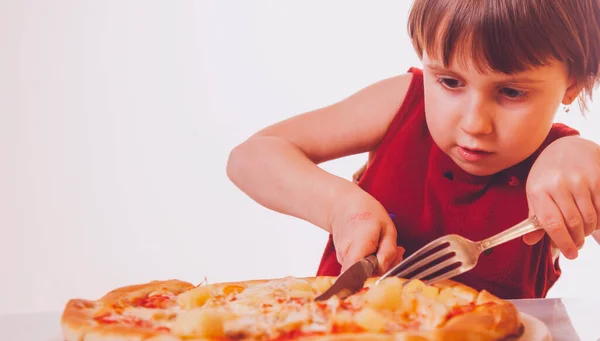 Gyönyörű Gyermek Lány Élvezi Finom Szelet Pizza Szereti Ezt Ízt — Stock Fotó