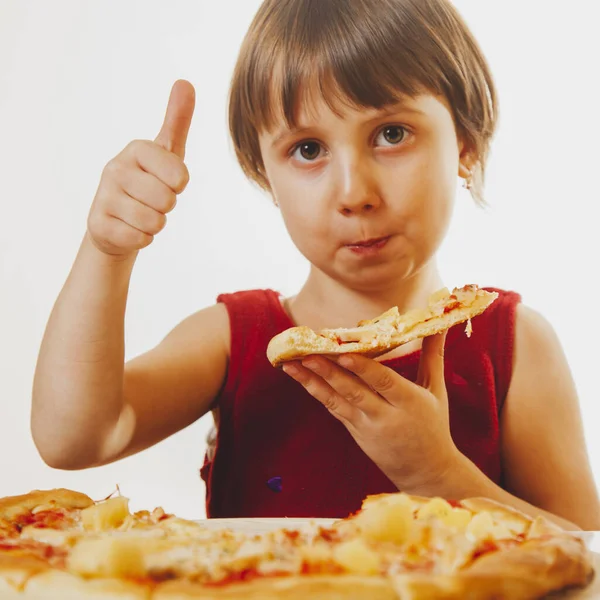 Retrato Menina Bonita Goza Deliciosa Fatia Pizza Gosta Deste Sabor — Fotografia de Stock