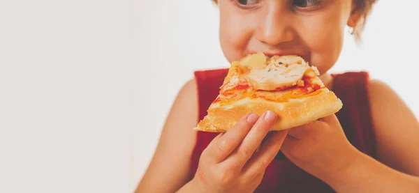 Menina Bonita Goza Deliciosa Fatia Pizza Gosta Deste Sabor Ela — Fotografia de Stock