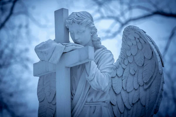 Драматичний Погляд Красивого Ніжного Ангела Хрестом Символ Людської Смерті Кінця — стокове фото