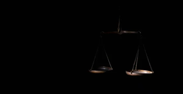 Ζυγαριά Δικαιοσύνης Απλό Μαύρο Φόντο Επιλεκτική Εστίαση Στο Σωστό Βαθμό — Φωτογραφία Αρχείου