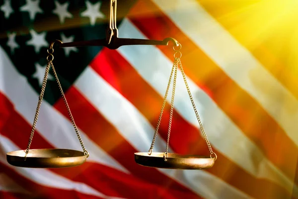 Skala Rättvisa Mot Amerikansk Flagga Solen Strålar Bakgrund Som Symbol — Stockfoto