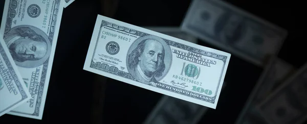 Honderd Dollar Biljetten Vallen Zwarte Achtergrond Geld Regen Groot Gebruik — Stockfoto