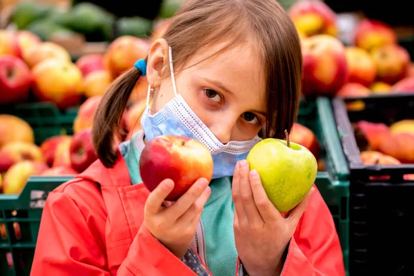 Portret Pięknej Dziewczynki Jabłkami — Zdjęcie stockowe