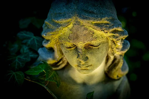 哭泣的死亡天使古老的悲伤天使雕像 象征着痛苦 恐惧和生命的终结 — 图库照片