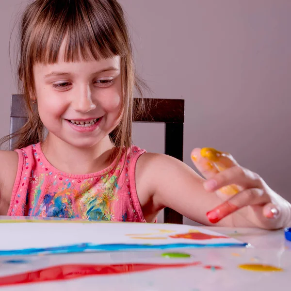 艺术和创意概念 快乐美丽女孩的画像是学习绘画 — 图库照片