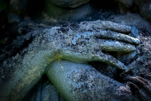 Close Biddende Engel Gevouwen Zijn Armen Zijn Borst Fragment Van — Stockfoto