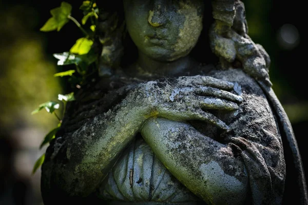 Молящийся Ангел Сложил Руки Груди Фрагмент Древней Каменной Статуи — стоковое фото
