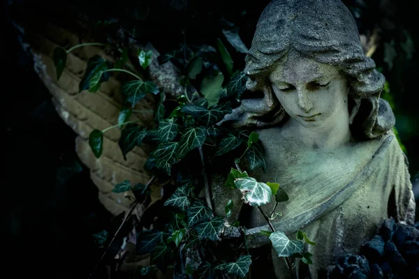 Płaczący Anioł Śmierci Starożytny Posąg Smutnego Anioła Stylu Retro Symbolizuje — Zdjęcie stockowe