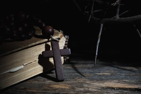 Rosário Bíblia Antiga Grinalda Espinho Como Símbolo Morte Ressurreição Jesus — Fotografia de Stock