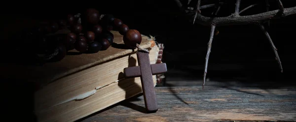 Zavřít Růženec Starověká Bible Trní Věnec Jako Symbol Smrti Vzkříšení — Stock fotografie