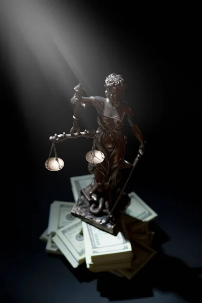 Верхній Вигляд Статуї Богині Правосуддя Астрея Механічним Розмахом Зважування Грошових — стокове фото