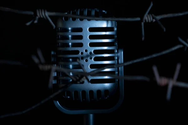 Chiudere Microfono Dietro Filo Spinato Come Simbolo Discriminazione Crisi Della — Foto Stock