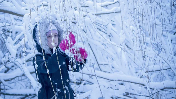 Όμορφο Χαρούμενο Γελαστό Κορίτσι Καλυμμένο Νιφάδες Χιονιού Αντιγραφή Χώρου — Φωτογραφία Αρχείου