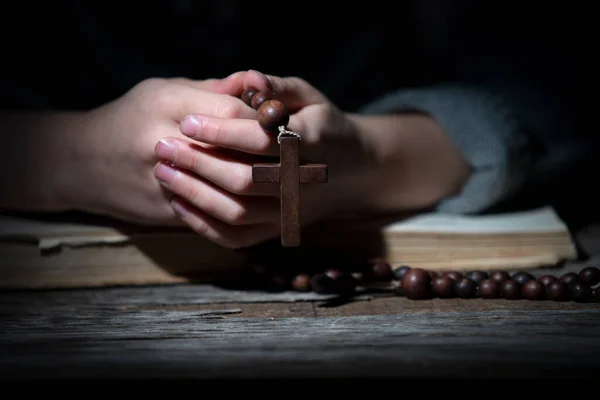 若いです美しい女の子祈ります神への木製ロザリオ — ストック写真