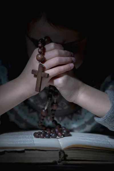 Młoda Piękna Dziewczyna Modli Się Boga Drewnianym Różańcem Obraz Pionowy — Zdjęcie stockowe