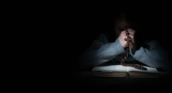 Junges Mädchen Betet Mit Rosenkranz Gott Kopierraum Für Design — Stockfoto