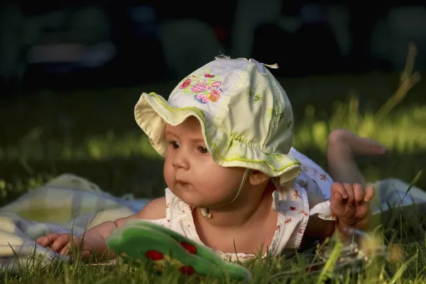 Baby Explores Environment World Interest Development Child Cognitive Abilities — Stock Photo, Image