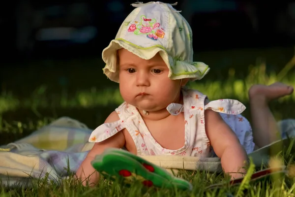 Niño Explora Mundo Desarrollo Las Capacidades Cognitivas Del Niño —  Fotos de Stock