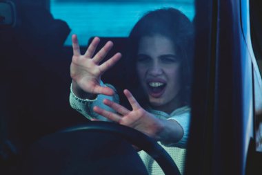 Stresli ve kafası karışık bir kadın yolda tehlikeli bir durumda panikliyor.