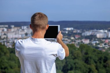 Panoramik fotoğraflar çeken yakışıklı bir adam. Tasarım için alanı kopyala.
