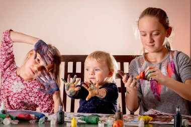 Boyalı elleri olan mutlu çocuklar. Tasasız mutlu çocukluk, öğrenme sanatı ve yaratıcılık. 