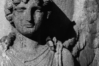 Ölüm kavramı. İnsan hayatının sonunun sembolü olarak meleğin dramatik siyah beyaz görüntüsü.