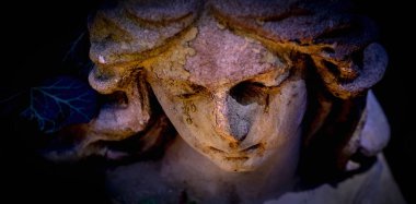 Ölüm kavramı. İnsan hayatının sonunun sembolü olarak üzgün meleğin dramatik görüntüsü.