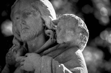 İsa 'nın eski bir heykelinin siyah ve beyaz görüntüsü. Koyunların gözlerine odaklan.. 